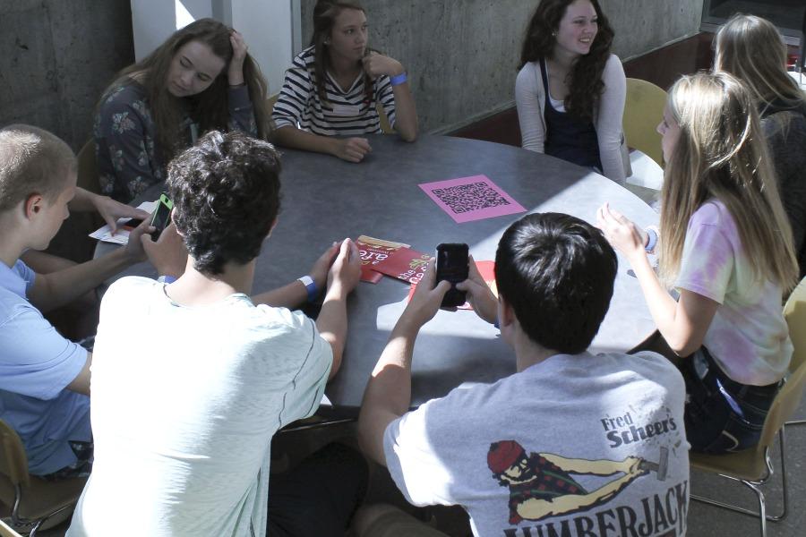 Freshmen sit at tables in the Courtyard during Freshman Orientation Monday, Aug. 11. Photo by Clair Selby