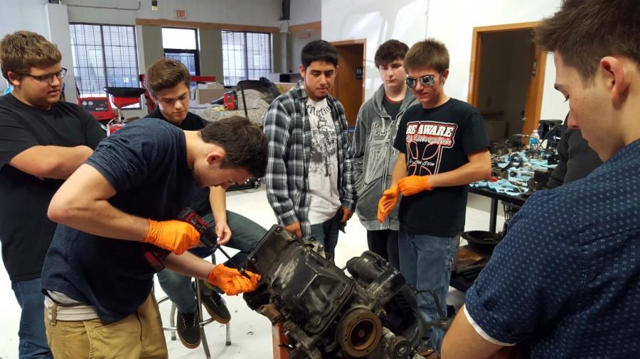 Students+in+the+Consumer+Auto+class+learn+through+hands-on+experience.