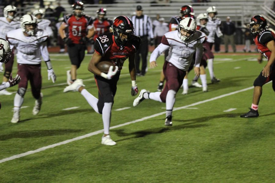 Sophomore Avante Dickerson runs the ball to the outside towards the end zone in Varsitys game vs. Columbus.  
