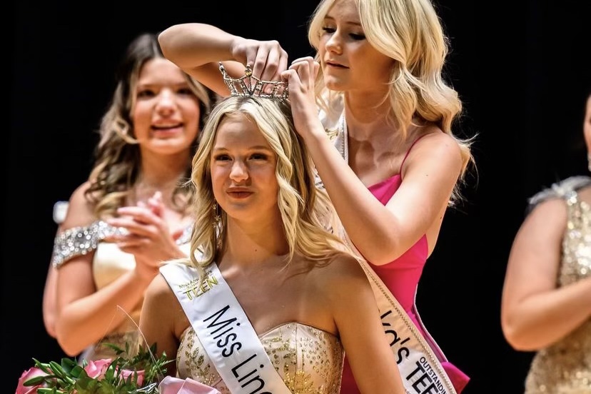 Senior+Maggie+Wadginski+was+crowned+Miss+Lincoln+Outstanding+Teen+on+Sept.+24.