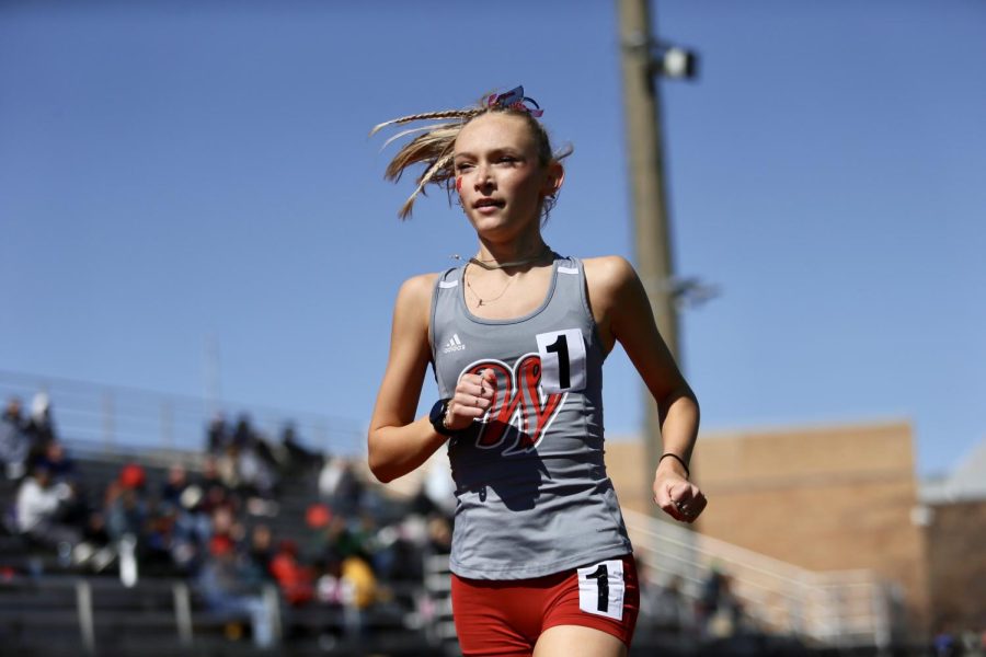 White shatters school record in the 3200 meters